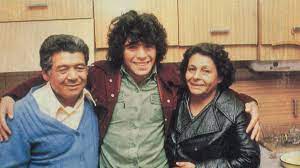 La clásica foto de Diego con sus padres, Chitoro y Doña Tota.