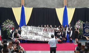 Estudiantes muestran apoyo al pueblo Mapuche en ceremonias de graduación