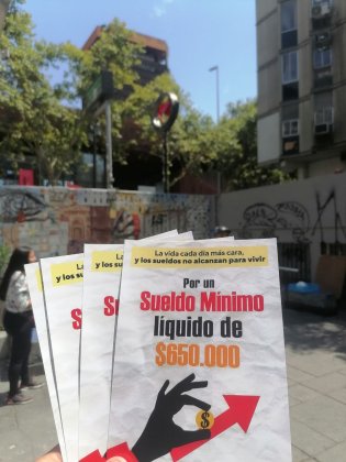 Coordinadora de trabajadores contra la carestía de la vida realiza campaña por sueldo mínimo de $650.000 en el Metro