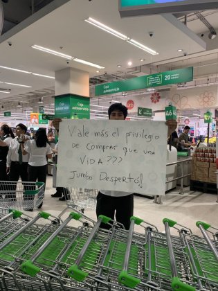 Chile despertó: Trabajadores del retail paralizan por mejoras salariales en Jumbo del Costanera Center