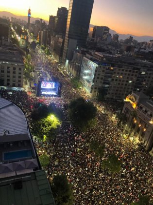 Multitudinario acto de Gabriel Boric: entre moderación y las demandas de la rebelión