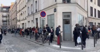 En París miles de estudiantes hacen filas para recibir ayuda alimentaria