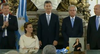 Macri recibió los atributos en Casa Rosada