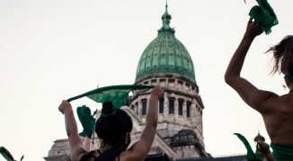 ¡Y fue ley!: con una multitud en las calles, el Senado legalizó el aborto en Argentina