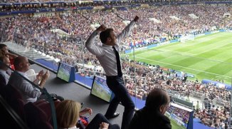 Macron: el presidente que expulsa inmigrantes, pero festeja sus goles