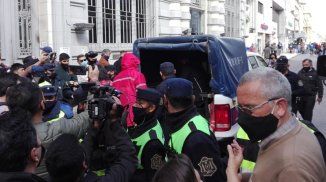 Detienen a mineros despedidos: se encadenaron a la Catedral y Sáenz les mandó la Policía