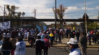 Trabajadores y vecinos exigen la finalización del hospital Grierson en Lugano - YouTube