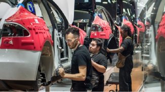 Los trabajadores no deben aceptar salarios bajos para que "codiciosos como Elon Musk construyan sus cohetes"