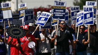 La huelga de los trabajadores automotrices de Estados Unidos es la más importante en décadas