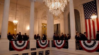 En la embajada de Estados Unidos, el Gobierno y sectores del Poder Judicial rinden pleitesía