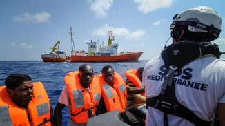 Italia, España y Malta dejan a la deriva al Aquarius, con 141 inmigrantes rescatados en el Mediterráneo