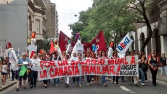 Masiva marcha de docentes y estatales en respuesta al gobierno