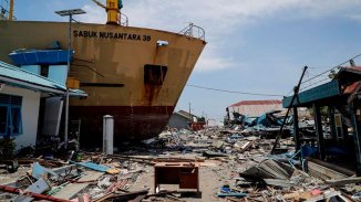 Sube a más de 1.200 la cifra de muertos por el terremoto y el tsunami en Indonesia