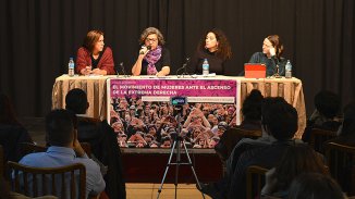 A sala llena, Andrea D'Atri debate junto a destacadas feministas en Madrid