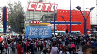 Barrios de Pie se movilizó a los hipermercados para reclamar leche