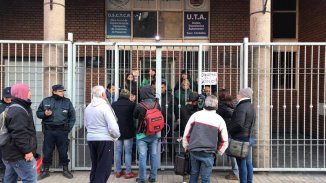 Córdoba: trabajadores despedidos permanecen en la sede de UTA