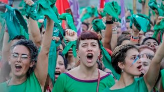 Pañuelazo internacional en solidaridad con el #AbortoLegal en Argentina