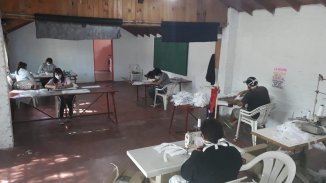 San Miguel: trabajadores y estudiantes se organizan para hacer barbijos a hospitales y comedores - YouTube