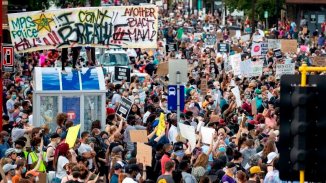 Miles de personas protestan en Minneapolis por el asesinato racista de George Floyd