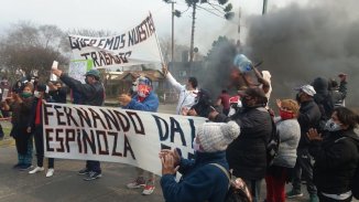 Urgente: feriantes desalojados por Espinoza cortan las vías del Belgrano Sur