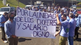 Choferes de colectivos autoconvocados cortan Avenida Constituyentes por aumento salarial