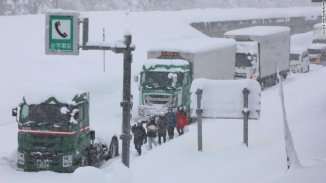 Tormenta de nieve deja al menos 8 muertos y 240 heridos en Japón