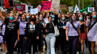 Miles de mujeres marchan en Australia contra abusos y acoso sexual en el Estado