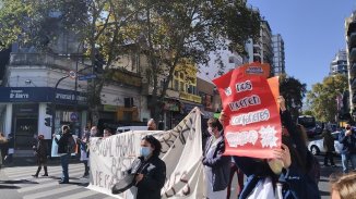 Semaforazo por vacunas y virtualidad en una escuela del barrio de Almagro