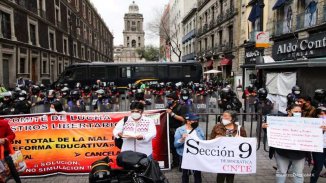 Docentes de México exigen un retorno seguro a clases en medio de la tercera ola