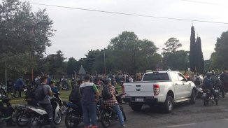 Trabajadores de contratistas cortan acceso a Acindar