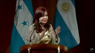 Mientras el Gobierno se dispone a cerrar con el FMI, Cristina criticó el "achique del Estado"