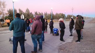 Trabajadores despedidos de la cocina del hospital Cutral Co bloquean refinería de YPF