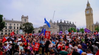 Multitudinaria marcha en el centro de Londres contra el aumento del costo de vida