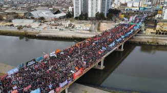 En un masivo acto en Puente Pueyrredón, miles exigieron justicia por Kosteki y Santillán 