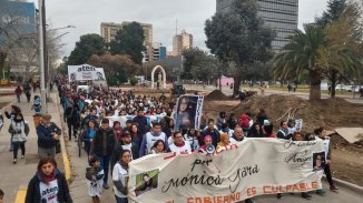 Quince mil personas movilizaron en Neuquén a un año de la explosión en la escuela de Aguada San Roque