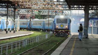 Trabajar de banderillera en las vías de trenes