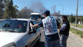 Papeleros de Molarsa reclamaron en la ruta contra los despidos y las persecuciones