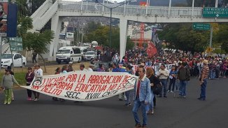 Marcha magisterial por pago de salarios y prestaciones en Michoacán 