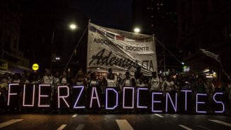 Emotiva marcha de antorchas se movilizó por el centro porteño