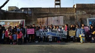 CABA: la comunidad educativa de la escuela 13 en Bajo Flores sale a la calle 