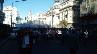 CABA: docentes bonaerenses marchan en reclamo de paritarias