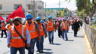 Trabajadores mineros en Perú van a huelga indefinida