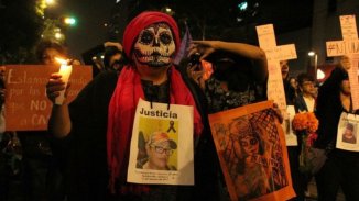 En México, marchan 'catrinas' en contra del feminicidio