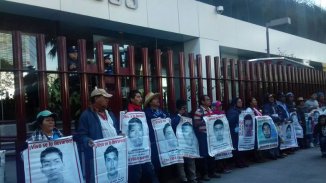 Exigen en México la aparición de los 43 normalistas de Ayotzinapa