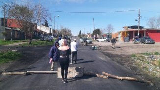 La Plata: corte y reclamo de vecinos inundados del barrio Primero de Agosto 