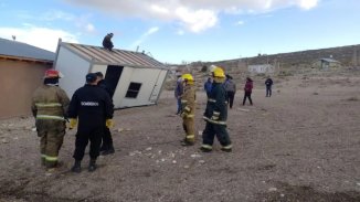 Neuquén: el viento volcó un tráiler en el que funcionaba una escuela de Los Catutos