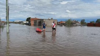 Mientras Milei festeja que no haya obra pública, el Conurbano se inunda 