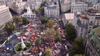 Acto en Plaza de Mayo: masivo acto por los 30.000 y contra el ajuste en curso