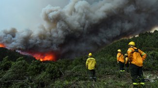 Continúa avanzando el incendio en Parque Nacional Nahuel Huapi mientras despiden brigadistas 