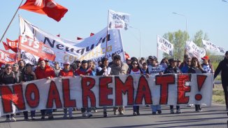 No al remate: miles acompañaron la movilización de Cerámica Neuquén desde la fábrica al juzgado